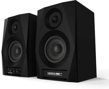 Reloop DSM-3 BT musta värvi aktiivkõlar kahe nähtava kõlari, vasakus allnurgas asuva juhtpaneeli ja allosas oleva logoga.