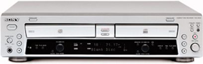 Sølvfarvet Sony RCD-W100 CD-afspiller, set forfra, med digitalt display, knapper og stik på forsiden