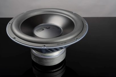 Subwoofer SVS PB-2000 Pro in nero cenere, vista frontale ravvicinata, membrana nera al centro, griglia circolare metallica
