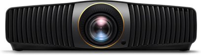 Juodas plastikinis Benq W5850 vaizdo projektorius, matomas iš priekio, korpusas su vertikaliomis briaunotomis grotelėmis, centre esantis stiklinis objektyvas su auksiniu žiedu ir šone mažas apvalus jutiklis.