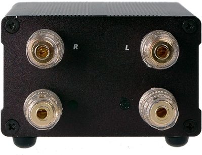 Boîtier audio noir avec 4 connecteurs jack dorés femelles disposés en carré, marquages "R" et "L" blancs, 2 vis noires