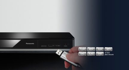 Sort Panasonic DVD-afspiller, set forfra og fra siden, med USB-porte og hukommelseskortlæser, hånd holder en hvid USB-nøgle