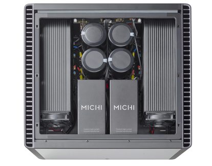 Vedere de sus a unui amplificator audio deschis, din metal gri și negru, cu două blocuri dreptunghiulare gri inscripționate „MICHI”, încadrate de patru condensatori cilindrici negri și flancate de radiatoare mari cu aripioare, dotate cu ventilatoare integrate