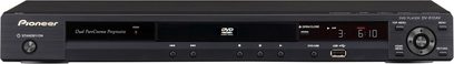 4K Blu-ray přehrávač Pioneer DV-610AV v černé barvě, pohled zepředu, s LED displejem, tlačítky a zásuvkou na disk