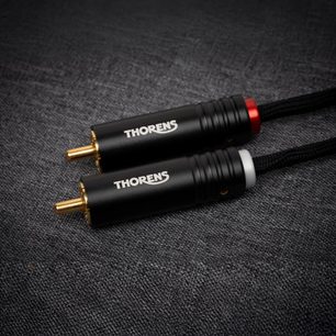 Thorens PhonoConnect PHC 150 phono-kabel DIN-RCA 1,5 m svart, sylindriske RCA-kontakter i matt svart metall med forgylte pinner, røde og hvite markeringer og flettet kabelstrømpe, nærbilde sett ovenfra