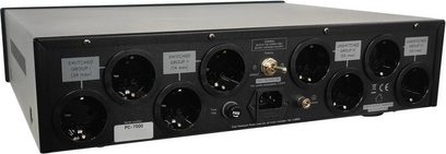 Sort netstrøms-conditioner i metal Taga Harmony PC-7000, bagudvendt visning, otte Schuko-udtag, IEC-indgang, afbryder
