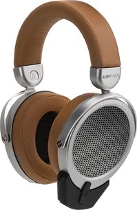Hifiman Deva åbne hovedtelefoner set fra siden, ørepuder og hovedbøjle i brunt læder, sølvfarvede ørekopper, sort gitter