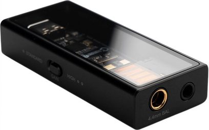 Hodetelefonforforsterker i høyoppløselig kvalitet M15i, rektangulært svart kabinett, gjennomsiktig toppflate, 4,4 mm og 3,5 mm kontakter på fronten