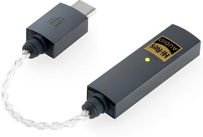 To mørkegrå metalliserede USB-C han til USB-A hun adaptere, den ene med et "iFi" logo og teksten "GO link"