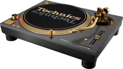 Grå Technics SL-1200M7G-vinylspiller, svart tallerken og gullfarget tonearm, sett fra trekvart vinkel
