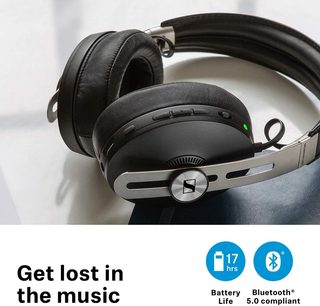 Sluchátka Sennheiser Momentum 3 Wireless s obvodovým designem v černé barvě, pohled z levého profilu, položená na odrazivém povrchu