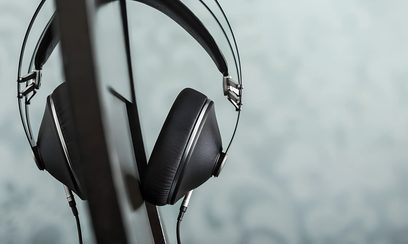 Meze 99 Neo sort hovedtelefoner, nærbillede af venstre ørekop fra siden, hovedbøjle og læderpolstrede ørepuder