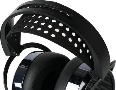 Sort Hifiman HE6 Remastered-hi-fi-hovedtelefoner med justerbar perforeret hovedbøjle og ørepuder, set tæt på