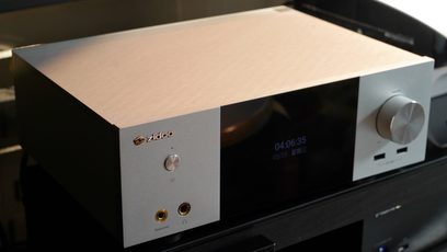 Zidoo Neo S multimedie-afspiller i børstet aluminium, set forfra, blå LED-display, lyd- og USB-stik på forsiden