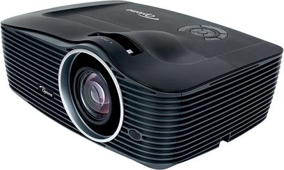 Optoma X501 sort videoprojektor, trekvartfremvisning, objektivet er placeret til venstre, ventilationsgitter på højre side