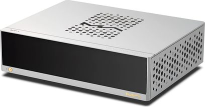 Matrix Audio NT‑1 digitale transport in zilvergrijs aluminium, driekwart aanzicht van rechtsvoor, glad zwart glazen front met een enkele gouden aan/uit-knop linksonder, gouden "MA" logo rechts, rechterzijkant en bovenkant voorzien van ronde geperforeerde roosters met golvend centraal motief