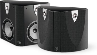 Regálové reproduktory Focal Profile SR 908 v černé barvě, pohled zepředu a ze zadního tříčtvrtečního úhlu, lesklý lakovaný povrch