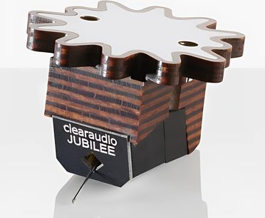 ClearAudio Jubilee pladespiller i træfinér og sølvfarvet metal, set ovenfra i 3/4 perspektiv, på hvid sokkel