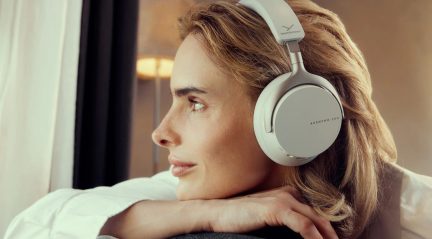 Profil gauche d’une personne portant un casque circum-aural blanc en plastique, inscription 'AVENTHO 200' sur l’oreillette