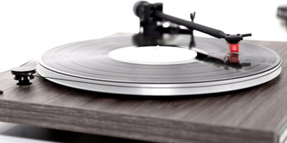 New Horizon 129 pladespiller i mørkt træ med valnøddeoverflade, set ovenfra, tonearm med pickup, vinylplade