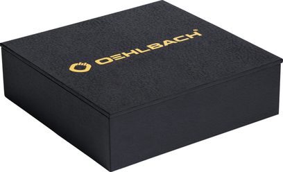 Sort, rektangulær æske i sort tekstureret karton, set fra trekvart, med gyldent Oehlbach Black Connection digital 1m-logo på låget