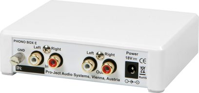 Pro-Ject Phono Box E valkoinen phono-esivahvistin, etunäkymä, vasen/oikea RCA-tulo/-lähtöliitännät, kytkin, LED-valo, 18V