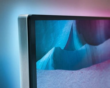 Telewizor Philips 65PUS7600 przedstawiający abstrakcyjny obraz niebieskich kształtów 3D na rozmytym niebiesko-różowym tle
