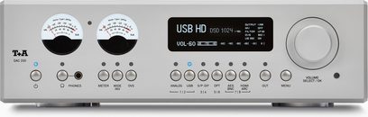 Konwerter audio DAC T+A DAC 200 w kolorze srebrnym, wykonany ze szczotkowanego aluminium, widok z przodu, panel przedni wyposażony w dwa okrągłe wskaźniki, czarny wyświetlacz, rząd ośmiu okrągłych przycisków oraz dużą pokrętło głośności po prawej stronie