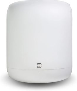 Bílý subwoofer Bluesound PULSE SUB SW200, pohled zepředu se skříní se zaoblenými rohy a centrálním logem