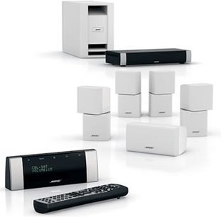 Bílý domácí kino systém Bose Lifestyle V20 složený z 5 kostkových reproduktorů, 1 subwooferu a 1 centrální jednotky