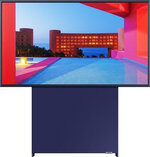 Samsung The Sero QE43LS05T-tv viser en farverig arkitektonisk natscene med swimmingpool