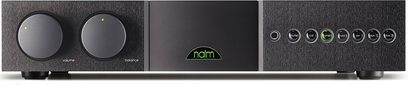 Naim Audio Supernait2 DR stereo hi-fi stiprintuvas be DAC, vaizdas iš priekio, 2 sukamieji mygtukai, 8 nuspaudžiamieji mygtukai, centre šviečiantis "naim" logotipas