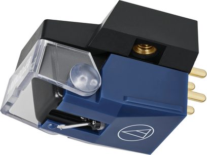 Wkładka gramofonowa Audio Technica AT-VM520xEB z niebiesko-czarną plastikową obudową, białym logo z boku, przezroczystą osłoną ochronną, czterema pozłacanymi metalowymi pinami z tyłu, widok z przodu z lewej perspektywy