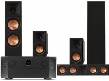 Sistema home cinema Klipsch con amplificatore Marantz nero e cinque diffusori neri con altoparlanti ramati
