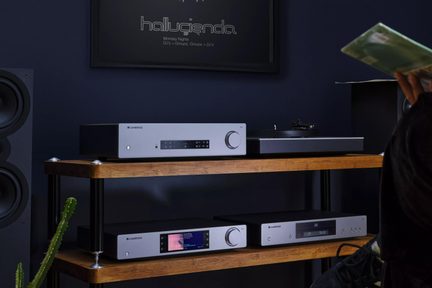 Set hi-fi Cambridge Audio argento e nero con giradischi su scaffale in legno