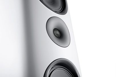 Canton Reference 5 GS beyaz mat kule hoparlör, siyah woofer ve tweeter’lı, modern tasarım yakın plan görünüm