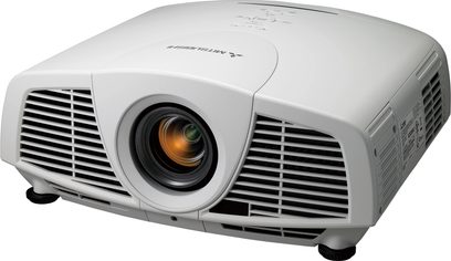 Mitsubishi XD3200U hvid videoprojektor, set lidt fra siden forfra, med sideventilationsriste og centreret linse