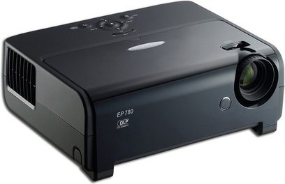Optoma EP780 sort videoprojektor, set forfra, linse til højre, ventilationsriste, kontrolknapper øverst