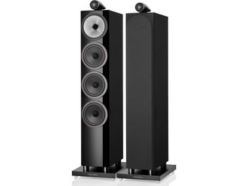 Două boxe de podea negre lăcuite Bowers & Wilkins 702 S3, cu 4 difuzoare, pe suporturi argintii