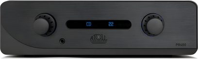 Στερεοφωνικός προενισχυτής Atoll Electronique PR400 Evolution μαύρος, πρόσοψη από βουρτσισμένο αλουμίνιο, όψη από μπροστά με δύο μεγάλους συμμετρικούς περιστροφικούς διακόπτες με μπλε φωτεινό δακτύλιο, κεντρική οθόνη με μπλε ένδειξη και υποδοχή ακουστικών 6,35 mm