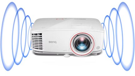 Fehér BenQ vetítő fehér színnel, piros keretű kör alakú objektívvel, ventilációs rácsokkal és felső oldali gombokkal