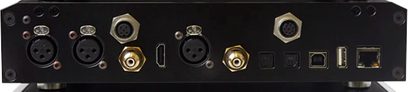 Černý zadní panel audio zařízení s konektory XLR, RCA, USB, Ethernet, HDMI, koaxiálními a optickými vstupy