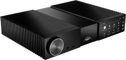 Przedwzmacniacz stereo Naim Audio NSC 222 w kolorze czarnym, widok z przodu, front z przyciskami, pokrętłem i gniazdem słuchawkowym, obudowa prostokątna