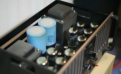 Manley Reference Series 440/200 lydforstærker, indvendigt syn med blå elektronrør og elektriske komponenter