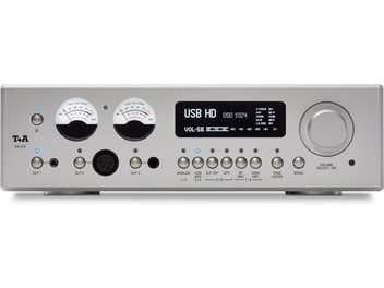 T+A HA 200 kulaklık ön amplifikatörü, fırçalanmış metal gümüş renginde, ön görünümde iki analog VU metre, bir ekran, sağda büyük bir ses düğmesi ve ön panelde bir dizi giriş ve düğme gösteriliyor