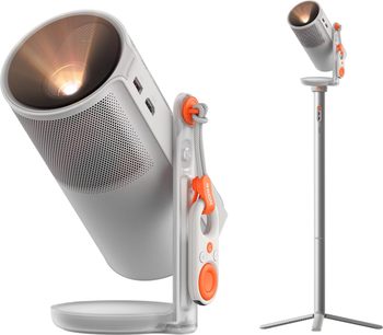Lys grå sylinderformet videoprojektor i aluminium XGIMI MoGo 4 montert på sølvfarget PowerBase Stand, sett fra venstre trekvart, med perforert frontgitter, USB-porter på siden og oransje detaljer