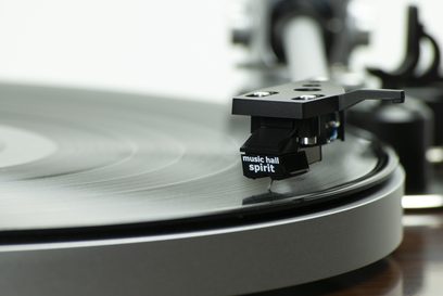 Giradischi Music Hall Classic in finitura noce, vista ravvicinata dall'alto sul braccio di lettura con testina nera