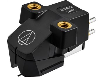 Čierna prenoska Audio Technica AT-VM95E, hranatý dizajn, zlaté skrutkové vložky, kovové zadné konektory