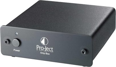 Pro-Ject Amp Box sort forstærker, rektangulært mat sort kabinet, front med tænd/sluk-knap og logo