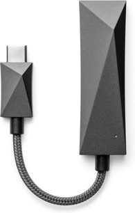Bærbar lydkonverter Astell&Kern AK HC3, to mørkegrå prismatiske elementer forbundet med kabel, på en hvid til grå gradueret baggrund